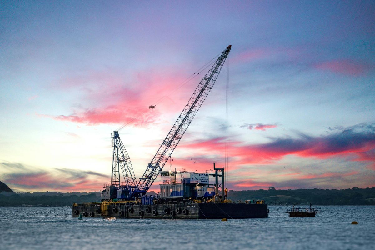 Offshore arbejdsfartøj med kraner anvendt til maritimt og industrielt offshore-arbejde