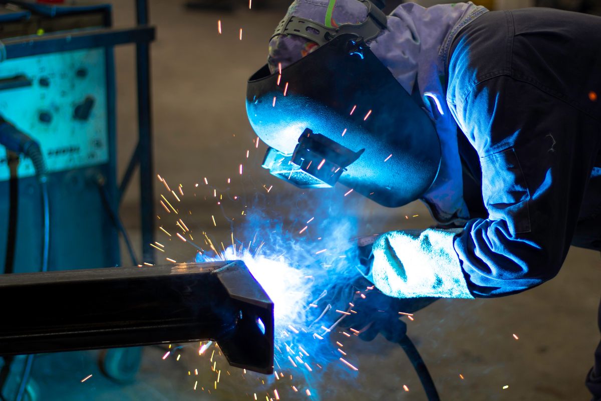 Faglært svejser udfører metalkonstruktion i industriel produktion til maritim industri