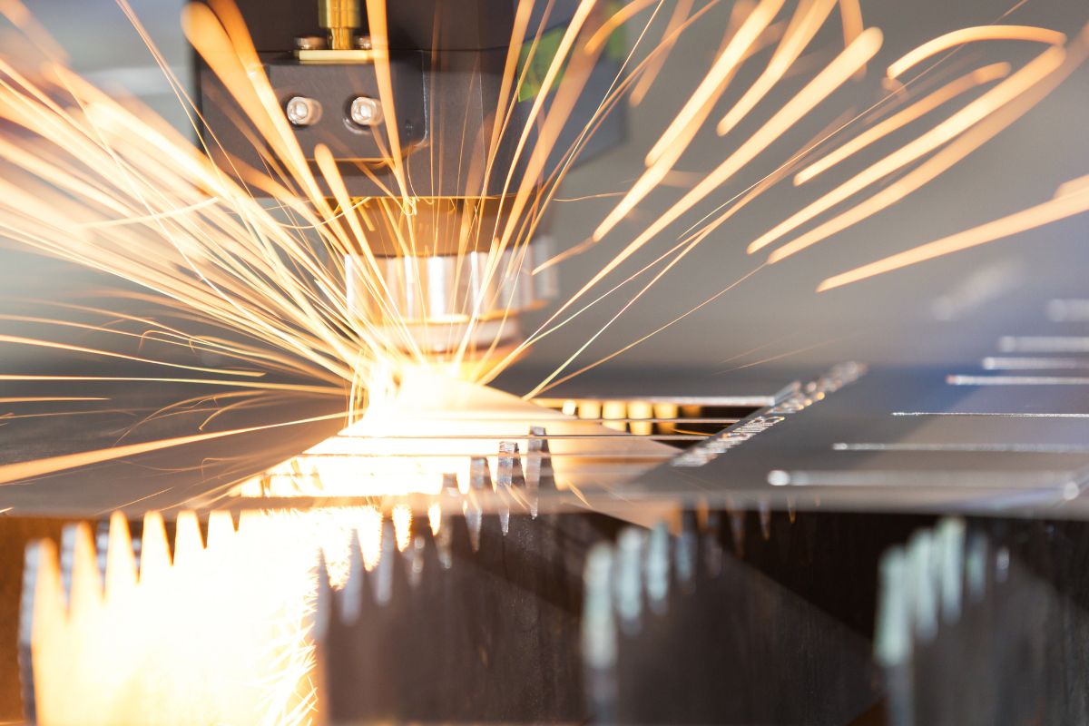CNC-laserskæring i metalplade med høj præcision.