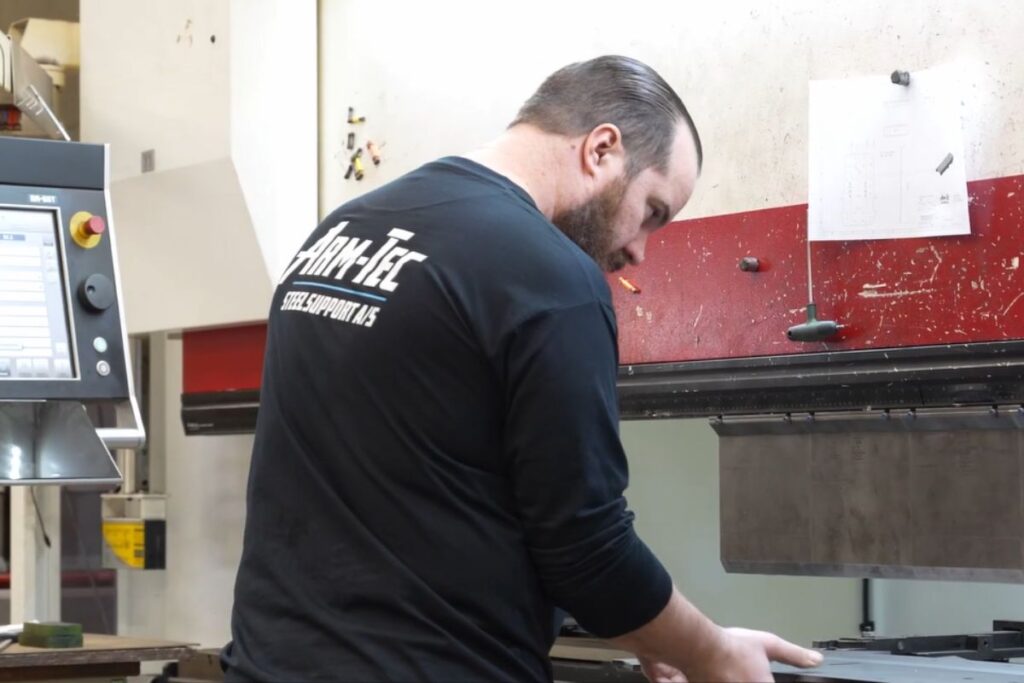 Bukkeoperatør ved bukkemaskine hos Arm-Tec Steelsupport, rekrutteret af VICOS på under en uge