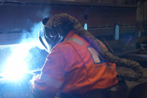 Certificeret svejser arbejder med stålkonstruktion hos Nicon Industries