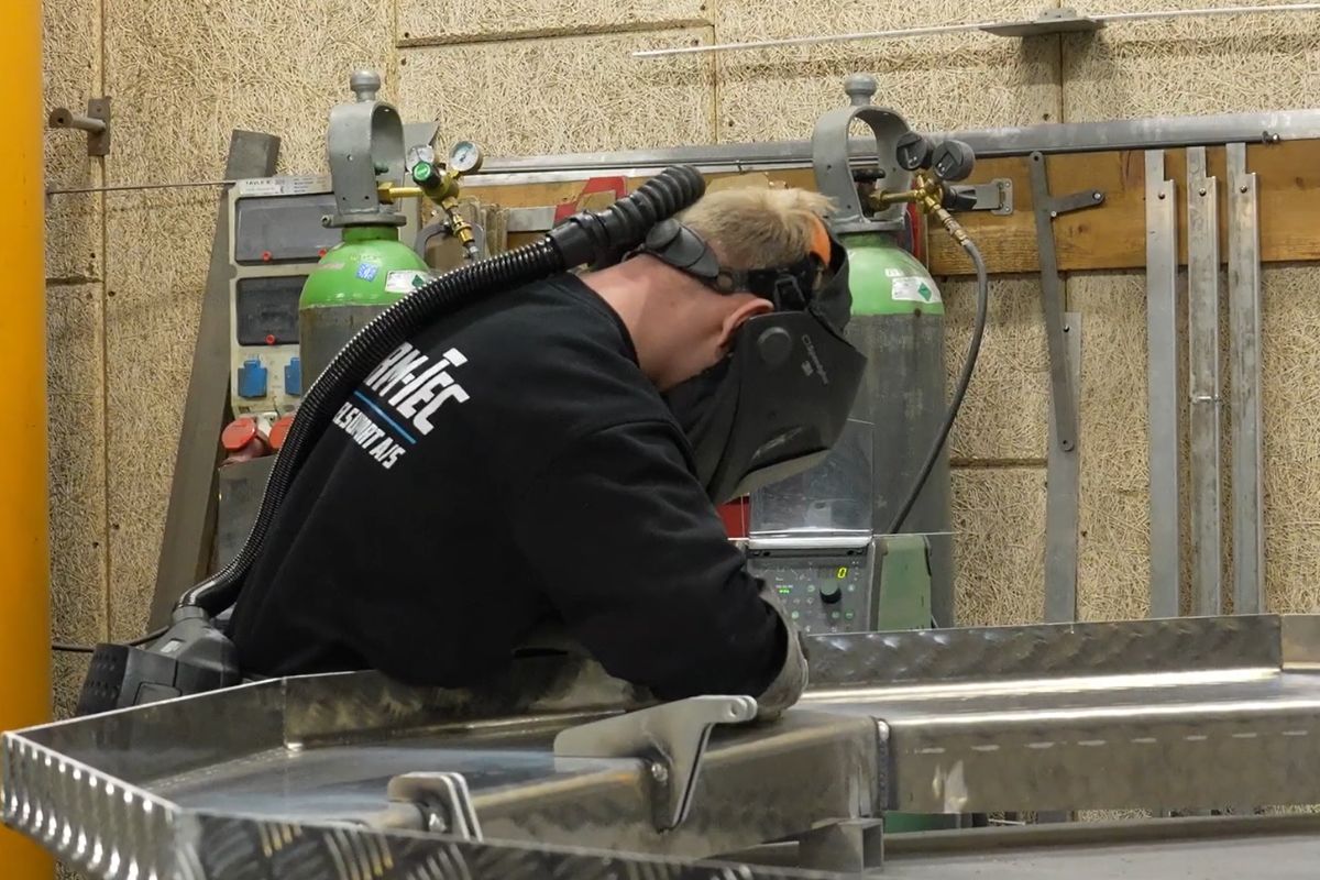 Svejser fra Arm-Tec Steelsupport i arbejde med stålproduktion, faglært bemanding via VICOS