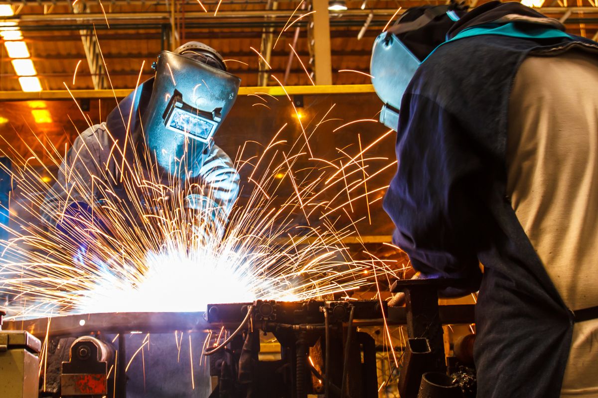 Faglært svejser modtager praktisk oplæring under Try & Hire forløb i metalindustri